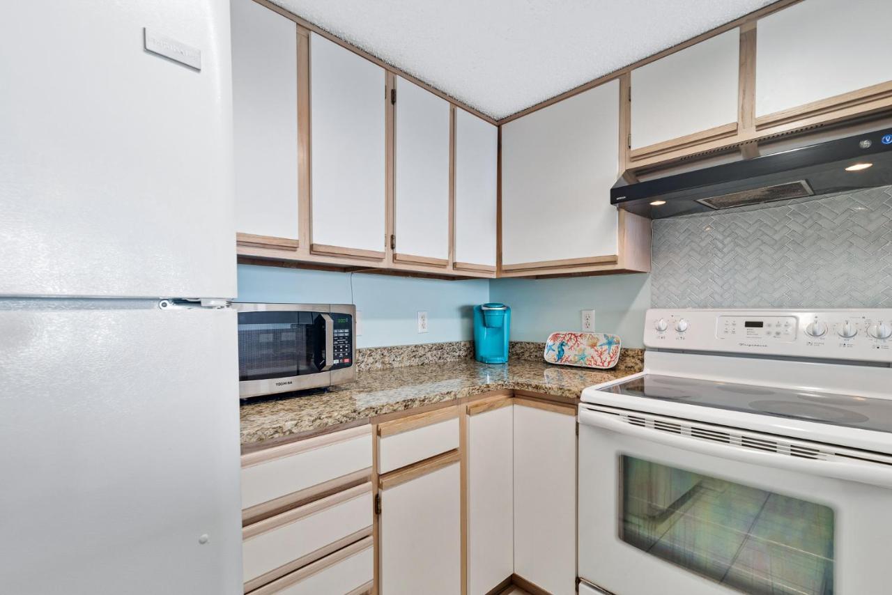 Tropical Winds 403: Beachfront Oasis With Pool And Fitness *